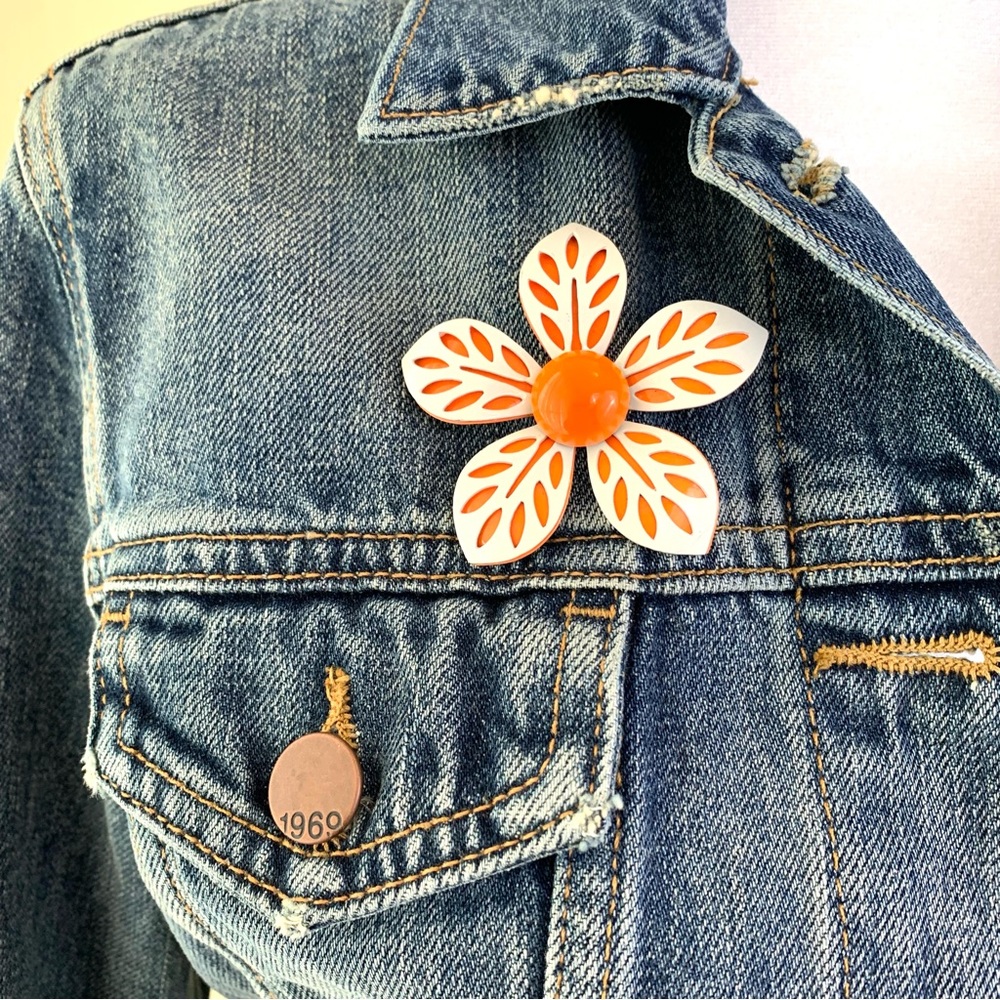 Vintage mod hippie pin brooch orange white flower